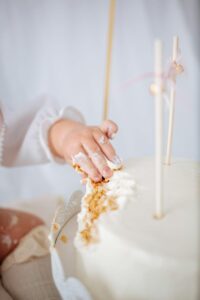 What should babies between one and twelve months eat?