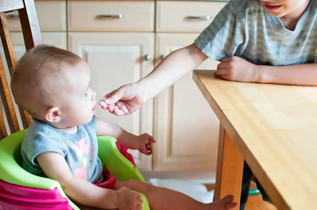 What should babies between one and twelve months eat?